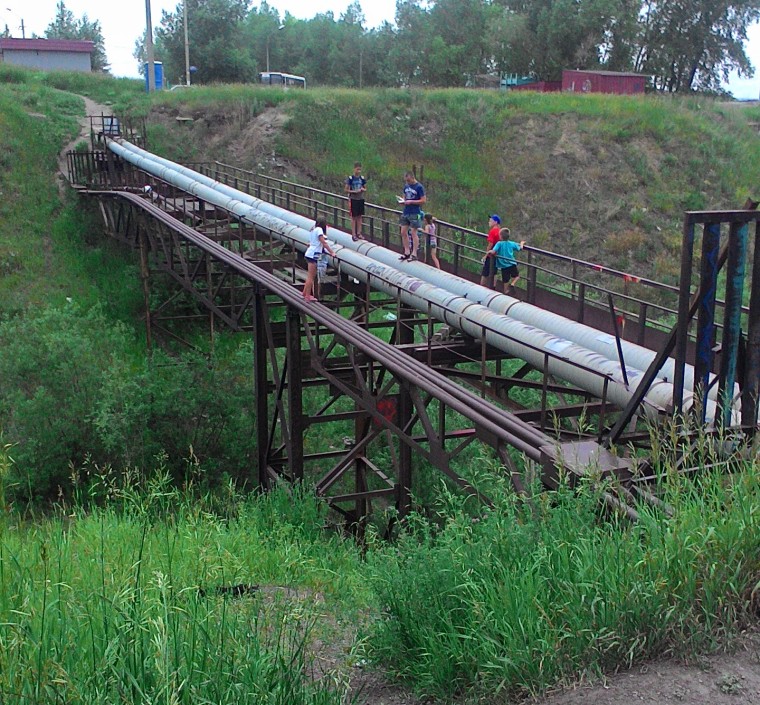 Дети без присмотра играют в опасном месте, рискуя упасть с высоты.