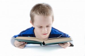 Ребёнок читает книгу