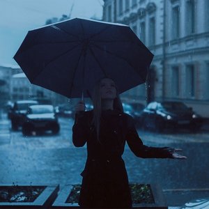 Девушка с зонтом под дождём